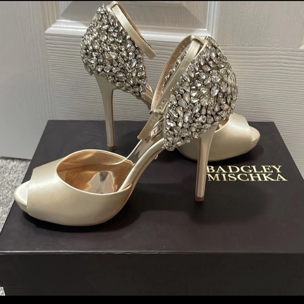 Badgley Mischka ivory satin vanity pumps